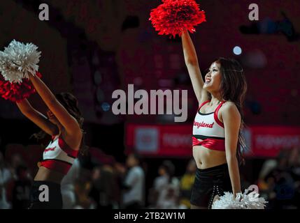 Una cheerleader si esibisce in una partita di basket del college Foto Stock