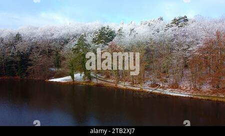 Tempesta di neve invernale foresta nazionale di Perigord vista aerea Dordogne Francia Foto Stock