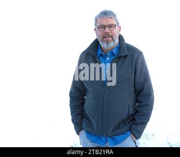 Fotografo Andreas von Mallinckrodt, 56 anni, sorridente, in piedi fuori in inverno, occhiali, Plattling, Baviera, Germania Foto Stock