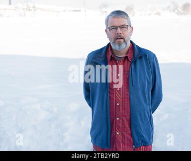 Fotografo Andreas von Mallinckrodt, 56 anni, in piedi fuori in inverno, occhiali, Plattling, Baviera, Germania Foto Stock