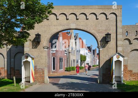 Il cancello per il parco vacanze Landal Esonstad a Eanjum, Paesi Bassi. Nel parco troverai case costruite in tradizionale stile frisone antico. Foto Stock