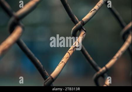 Primo piano della recinzione arrugginita. Messa a fuoco superficiale. Foto Stock