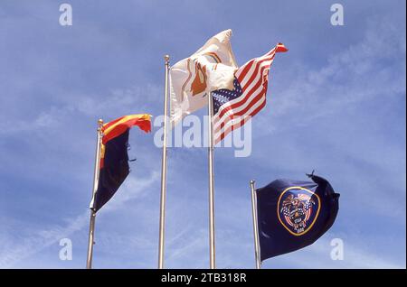 Arizona, Navajo Nation United States e Utah bandiere che volano a quattro angoli, viste durante un viaggio in auto nel sud-ovest degli Stati Uniti Foto Stock