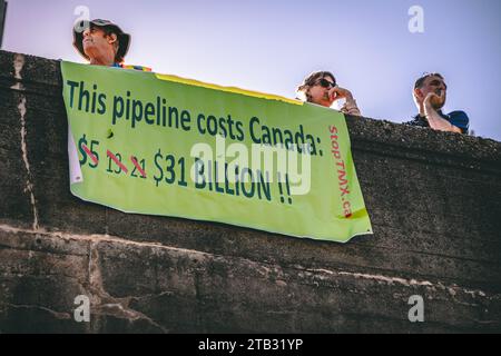 Vancouver, Canada - 15 settembre 2023; veduta del segno questa pipilina costa al Canada 31 miliardi di dollari come parte del Global Climate Strike di fronte alla città di Vancouver Foto Stock