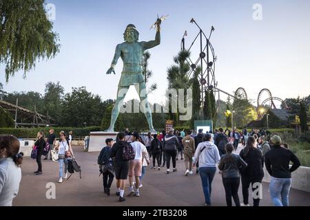 Plailly , parco tematico "Parc Asterix" (zona di Parigi): Statua monumentale di Zeus all'ingresso dell'attrazione "Tonnerre 2 Zeus" Foto Stock