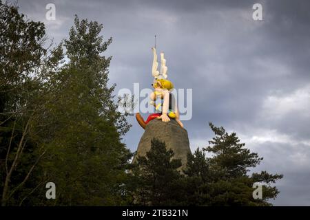 Plailly , parco tematico "Parc Asterix" (zona di Parigi): Monumentale statua in resina del piccolo guerriero gallico seduta in cima alla sua roccia, il famoso emblema della Foto Stock