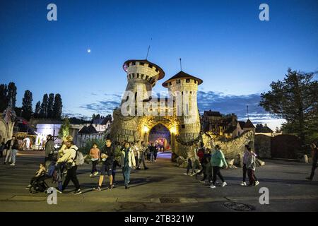 Plailly , parco tematico "Parc Asterix" (zona di Parigi): Visitatori di fronte all'ingresso del castello nel Medioevo Foto Stock