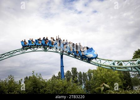 Plailly , parco a tema "Parc Asterix" (zona di Parigi): L'attrazione "Pegase Express", un lanciata montagne russe in acciaio che inverte la direzione di marcia af Foto Stock