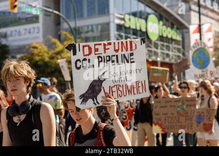 Vancouver, Canada - 15 settembre 2023: Giovani attivisti con un cartello: Defund GGL pipeline (solidarietà con Wetsuweten) camminando lungo Cambie Street come parte Foto Stock