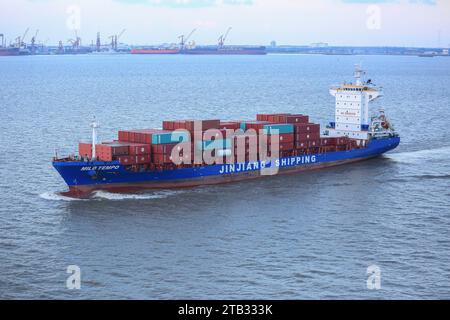 Nave portacontainer CON navigazione LEGGERA dalla Cina al Giappone, Shanghai Jinjiang Shipping Group, rotte Nord e Sud Est Asiatico, industria dei trasporti marittimi Foto Stock