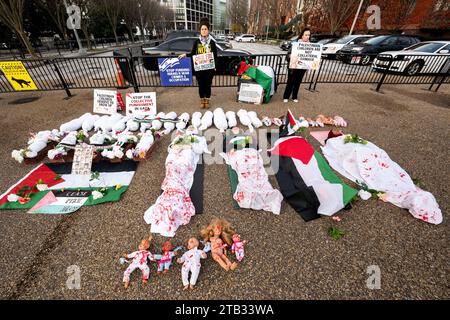 Washington, Stati Uniti. 4 dicembre 2023. Una manifestazione silenziosa e "die-in" per la Palestina sulla Pennsylvania Avenue vicino alla Casa Bianca. (Foto di Michael Brochstein/Sipa USA) credito: SIPA USA/Alamy Live News Foto Stock