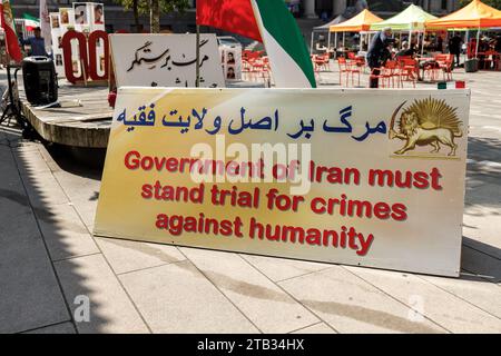 Vancouver, Canada - 26 agosto 2023: Veduta del segno il governo iraniano deve essere processato per crimini contro l'umanità Foto Stock