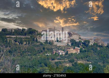 Vista sul paese di Montepulciano, situato su una collina con ulivi alle pendici, Toscana, Italia Foto Stock