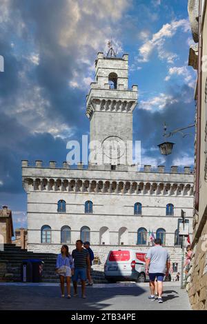 Il Palazzo Comunale (Municipio). Il Montepulciano è una cittadina medievale di rara bellezza è altamente consigliata la visita in Toscana, Italia. Foto Stock