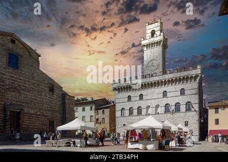 Il Palazzo Comunale (Municipio). Il Montepulciano è una cittadina medievale di rara bellezza è altamente consigliata la visita in Toscana, Italia. Foto Stock