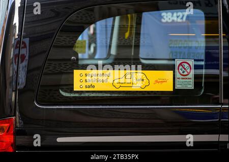 Un cartello di sicurezza separato e igienizzato su una finestra dei taxi di Glasgow, Scozia, Regno Unito, Europa Foto Stock