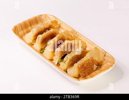 Gyoza, adesivo per pentole, gnocchi fritti in padella，Guotie su sfondo bianco Foto Stock