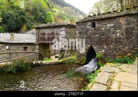 OS Teixois, villaggio etnografico. Taramundi Concejo, Principato delle Asturie, Spagna. Foto Stock