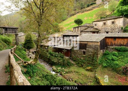 OS Teixois, villaggio etnografico. Taramundi Concejo, Principato delle Asturie, Spagna. Foto Stock