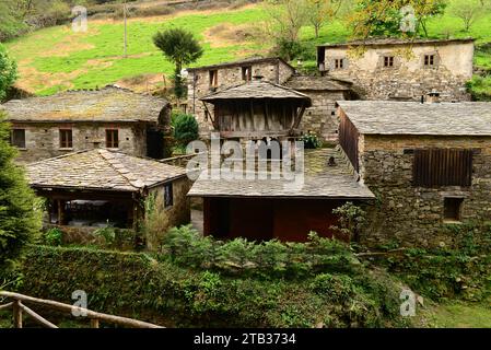 OS Teixois, villaggio etnografico. Taramundi Concejo, Principato delle Asturie, Spagna. Foto Stock