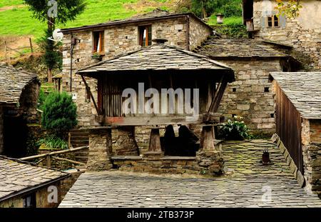 OS Teixois, villaggio etnografico. Taramundi Concejo, Principato delle Asturie, Spagna. Foto Stock