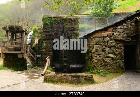 OS Teixois, villaggio etnografico. Taramundi Concejo, Principato delle Asturie, Spagna. Foto Stock