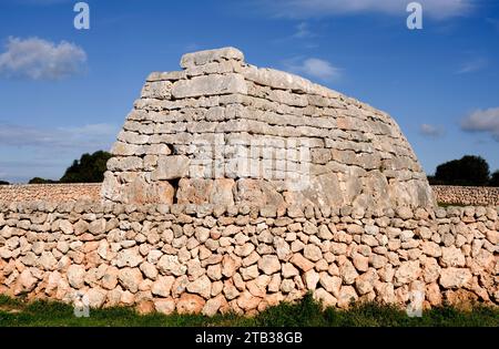 NAVETA des Tudons, tomba da camera megalitica (età pre-talaiotica). Minorca Riserva della Biosfera, Isole Baleari, Spagna. Foto Stock