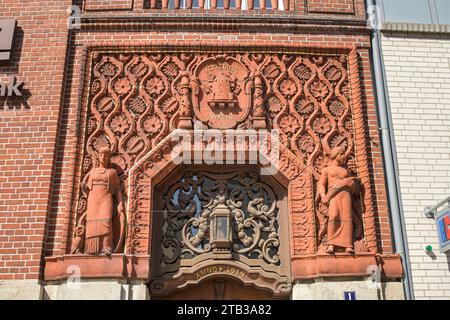 Volksbank, ehemals Gebäude Vorschuss Verein, Kirchstraße, Altstadt, Bad Segeberg, Schleswig-Holstein, Deutschland *** Volksbank, ex Gebäude Vorschuss Verein, Kirchstraße, Altstadt, Bad Segeberg, Schleswig Holstein, Germania credito: Imago/Alamy Live News Foto Stock