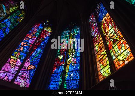 Vetri colorati di Jacques Villon che rappresentano l'ultima cena, la Crocifissione e la Pasqua nella cattedrale di Saint Etienne a Metz, in Francia. Foto Stock