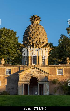 Considerato l'edificio più bizzarro della Scozia, il Dunmore Pineapple del XVIII secolo si trova a Dunmore Foto Stock
