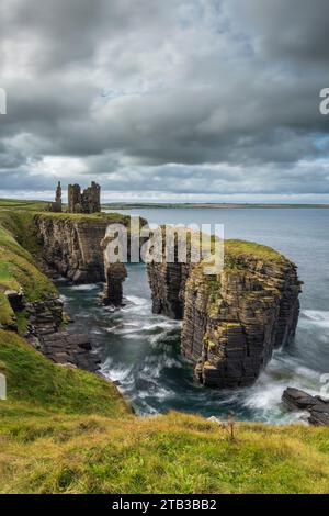 Castle Sinclair Girnigoe arroccato su un suggestivo affioramento in cima alla scogliera vicino a Wick nel nord-est della Scozia. Autunno (settembre) 2022. Foto Stock