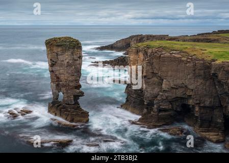 Il castello di Yesnaby si trova sulla costa occidentale selvaggia di Mainland, Isole Orcadi, Scozia. Autunno (ottobre) 2022. Foto Stock
