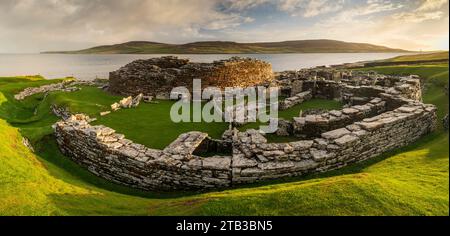 Il sole del mattino presto al Iron Age Broch of Gurness, sulla terraferma delle Orcadi, Scozia. Autunno (ottobre) 2022. Foto Stock