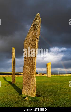 Arcobaleno sopra le pietre megalitiche di Stenness sulla terraferma delle Orcadi, in Scozia. Autunno (ottobre) 2022. Foto Stock