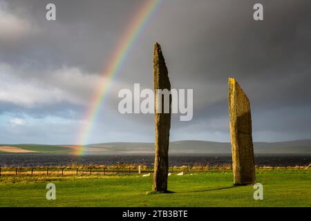 Rainbow over the Standing Stones of Stenness a Mainland, Orcadi, Scozia. Autunno (ottobre) 2022. Foto Stock