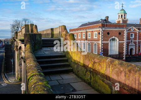 Northgate e il vecchio edificio del Bluecoat Hospital, City Walls, Chester, Cheshire Foto Stock