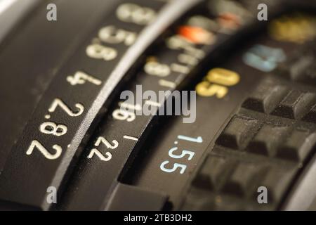 Ghiera di apertura e messa a fuoco di un vecchio obiettivo di messa a fuoco manuale, primo piano macro Foto Stock