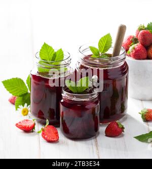 Marmellata di fragole fresca. Barattoli di marmellata di fragole fatta in casa sul tavolo. Colazione salutare. Foto Stock