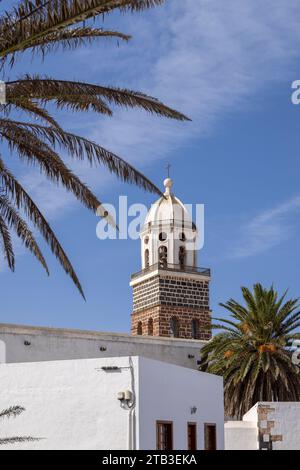Vista sulla Iglesia de Nuestra Señora de Guadalupe in Plaza de la Constitución, il villaggio di Teguise, Lanzarote, le Isole Canarie, la Spagna. Foto Stock