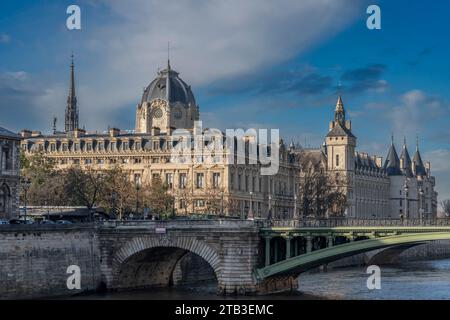 Parigi, Francia - 11 30 2023: Vista panoramica di Pont au Change e la Conciergerie sull'Ile de la Cité da quai de Seine Foto Stock