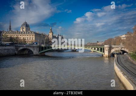 Parigi, Francia - 11 30 2023: Vista panoramica di Pont au Change e la Conciergerie sull'Ile de la Cité da quai de Seine Foto Stock