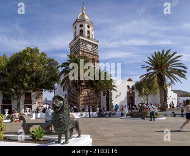 Vista sulla Iglesia de Nuestra Señora de Guadalupe in Plaza de la Constitución, il villaggio di Teguise, Lanzarote, le Isole Canarie, la Spagna. Foto Stock