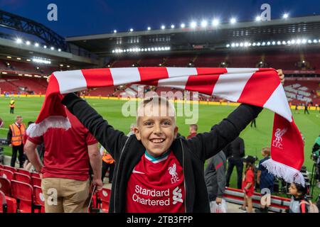 Un bambino felice all'Anfield Stadium di Liverpool, sostenitore del Liverpool FC Foto Stock