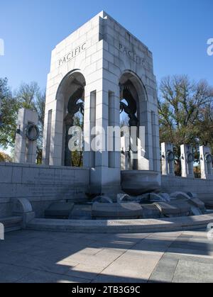 Il World War 2 Memorial, Washington DC per tutti i soldati e coloro che morirono in tutti i teatri durante la seconda guerra mondiale, rappresentando soldati di ogni stato Foto Stock