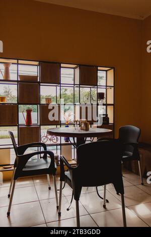 accogliente posto a sedere in una caffetteria Foto Stock