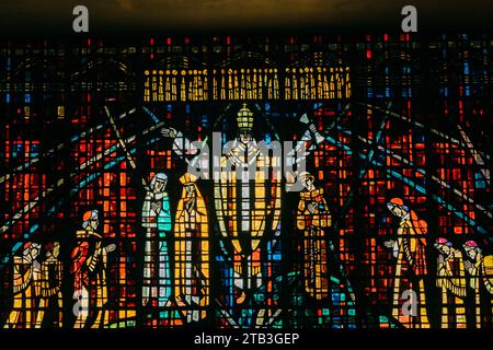 L'attrazione principale della chiesa di Notre-Dame de Lourdes a Casablanca, in Marocco, è la vetreria del famoso artista di vetrate Gabriel Loire Foto Stock