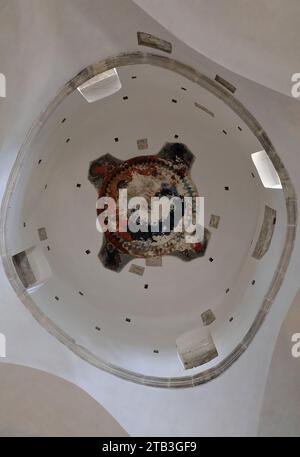 104 resti di un dipinto di Cristo Pantocratore, soffitto della cupola della chiesa, ex monastero di Santa Maria. Apollonia-Albania. Foto Stock