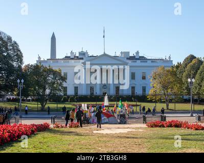 La Casa Bianca è la residenza ufficiale e il luogo di lavoro del presidente degli Stati Uniti, con i manifestanti sul retro dell'edificio sotto il sole. Foto Stock