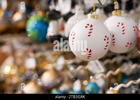 Mercatino di Natale - decorazioni per balli di Natale nel centro commerciale Foto Stock