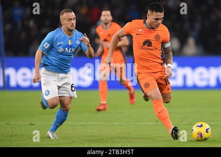 Napoli, Italia. 3 dicembre 2023. Lautaro Martinez dell'FC Internazionale compete per il pallone con Stanislav Lobotka dell'SSC Napoli durante la partita di serie A tra l'SSC Napoli e l'FC Internazionale allo Stadio Diego Armando Maradona di Napoli il 3 dicembre 2023. Credito: Franco Romano/Alamy Live News Foto Stock